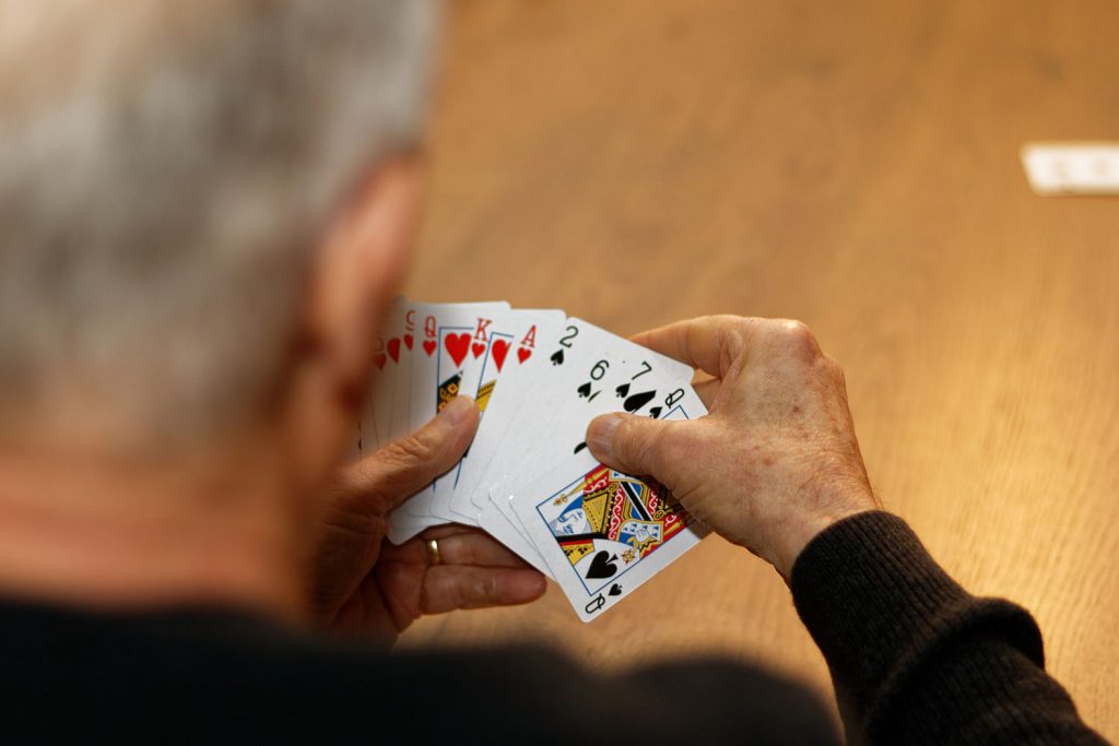 Mann mit Pokerkarten